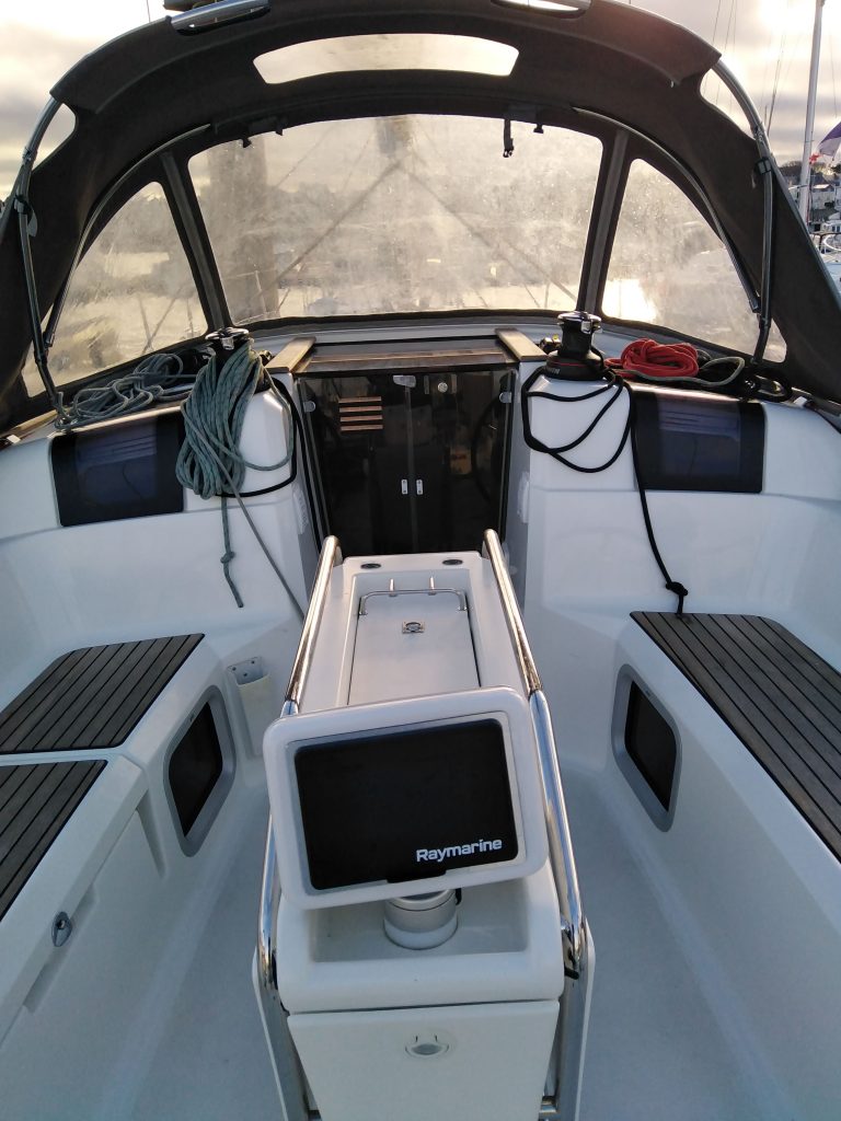 sun-odyssey-389-cockpit-768x1024